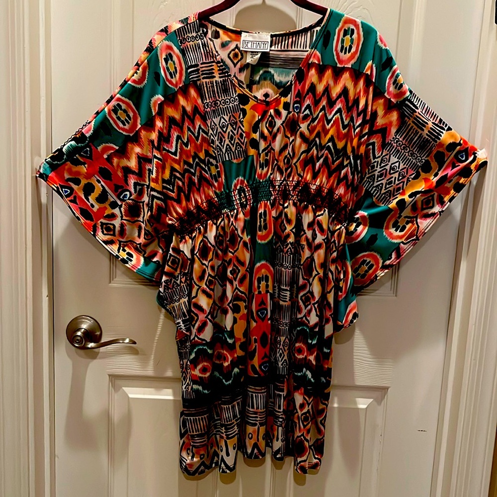 Tunic with attractive colors.